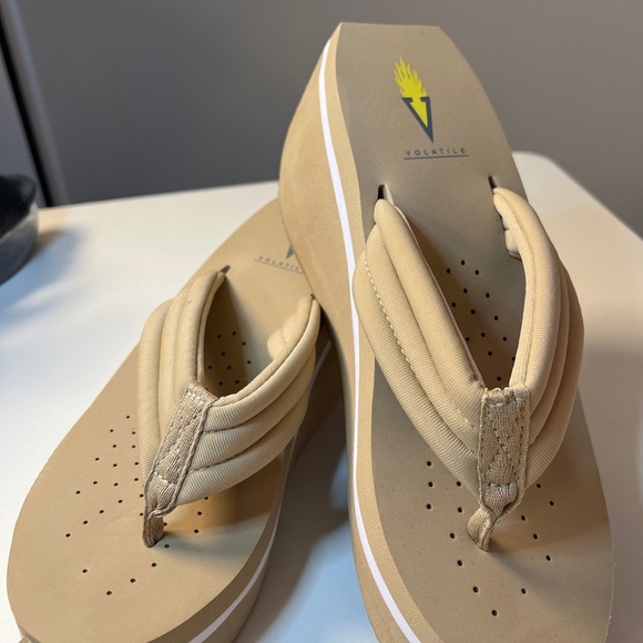 Volatile Shoes - Women’s Volatile Tan Platform Flip Flops Sandals Size 7